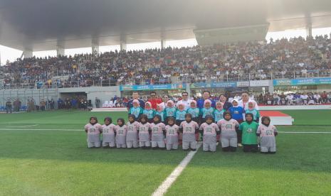 Para pemain putri U-12, mengikuti Djarum Foundation mendirikan Supersoccer Arena.