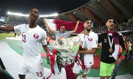 Para pemain Qatar membawa trofi Piala Asia setelah berhasil menjadi juara pada turnamen yang digelar di Uni Emirat Arab.