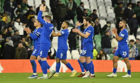 Para pemain Rangers melakukan selebrasi bersama suporter setelah memenangi pertandingan sepak bola grup C Liga Eropa UEFA antara Real Betis dan Glasgow Rangers, di Sevilla, Andalusia, Spanyol, Jumat (15/12/2023). 