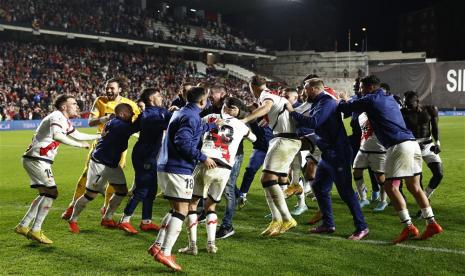 Para pemain Rayo Vallecano merayakan keberhasilan mereka menaklukkan Real Madrid pada lanjuta La Liga Spanyol, Selasa (8/11/2022).