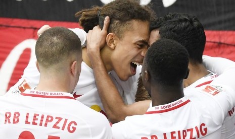 Para pemain RB Leipzig merayakan gol Yussuf Poulsen (tengah) pada laga Bundesliga lawan Bayer Leverkusen, di Red Bull Arena, Sabtu (8/4). Leipzig menang 1-0.