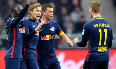 Para pemain RB Leipzig saat laga Bundesliga lawan Muenchengladbach, pada Ahad (19/2).