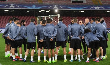 Para pemain Real Madrid berkumpul saat sesi latihan di San Paolo, Senin (6/3). Madrid akan melakoni leg kedua perdelapan final Liga Champions lawan Napoli malam nanti.