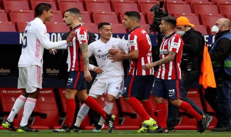 Para pemain Real Madrid (kostum putih) bersitegang dengan pemain Atletico Madrid. 