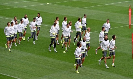  Para pemain Real Madrid melakukan latihan ringan di Stadion AAMi Park di Melbourne. 