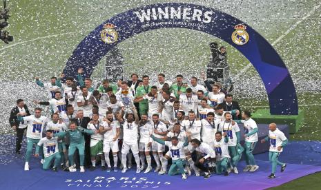 Para pemain Real Madrid merayakan dengan trofi setelah memenangkan pertandingan sepak bola final Liga Champions antara Liverpool dan Real Madrid di Stade de France di Saint Denis dekat Paris, Sabtu, 28 Mei 2022.