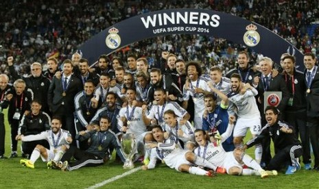 Para pemain Real Madrid merayakan gelar Piala Super Eropa.