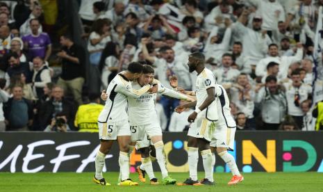 Para pemain Real Madrid merayakan gol Federico Valverde (kedua kiri) ke gawang Manchester City dalam lleg pertama perempat final Liga Champions.