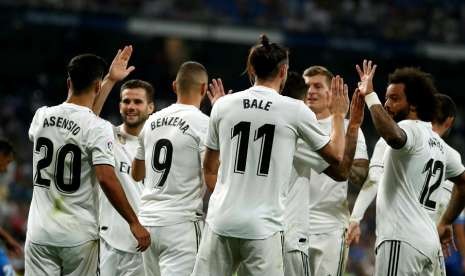 Para pemain Real Madrid merayakan gol Gareth Bale (tengah) ke gawang Getafe.