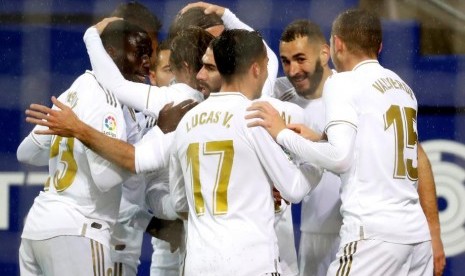 Para pemain Real Madrid merayakan gol Karim Benzema ke gawang Eibar.