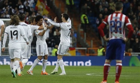 Para pemain Real Madrid merayakan gol ke gawang rival sekotanya, Atletico Madrid.