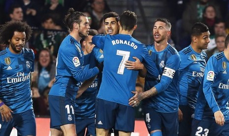 Para pemain Real Madrid merayakan gol Marco Asensio (tengah) pada laga La Liga lawan Real Betis di Stadion Benito Villamarin, Senin (19/2) dini hari WIB. Madrid menang 5-3. 