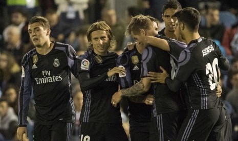 Para pemain Real Madrid merayakan gol saat mengalahkan Celta Vigo 4-1.