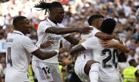 Para pemain Real Madrid merayakan gol yang dicetak Vinicius Junior saat menghadapi Real Mallorca di Stadion Santiago Bernabeu, Madrid, Ahad (11/9/2022) malam WIB. 