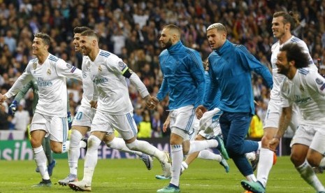 Para pemain Real Madrid saat merayakan kemenangan.  Real Madrid mengambil langkah untuk menghentikan penyebaran virus corona menjelang pertandingan melawan Eibar pada akhir pekan nanti.(AP Photo/Francisco Seco)