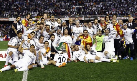 Para pemain Real Madrid merayakan trofi Copa del Rey 2014.