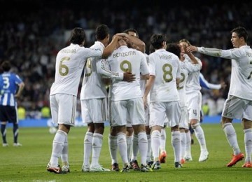 Para pemain Real Madrid saat merayakan gol di Stadion Santiago Bernabeu.