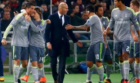 Para pemain Real Madrid saat merayakan gol ke gawang AS Roma.