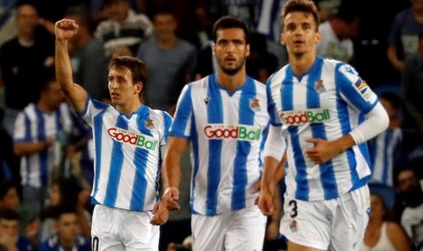 Para pemain Real Sociedad merayakan gol.