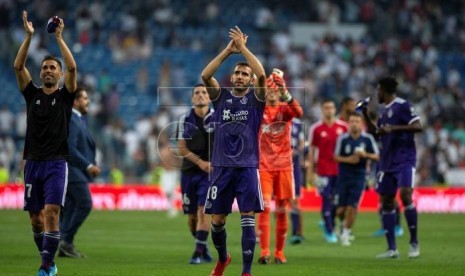 Para pemain Real Valladolid seusai laga.