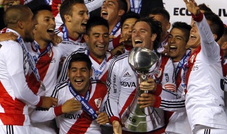 Para pemain River Plate merayakan gelar Torneo Final 2014.