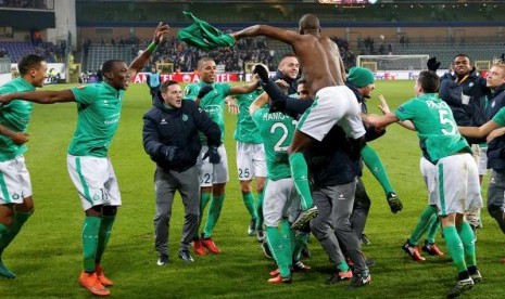 Para pemain Saint-Etienne merayakan eberhasilan lolos ke babak 32 besar Liga Europa sebagai juara Grup C.