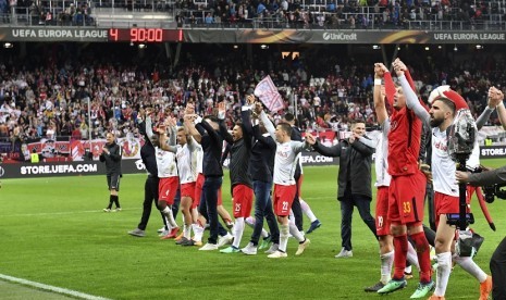 Para pemain Salzburg saat meluapkan kegembiraan usai memenangkan laga.