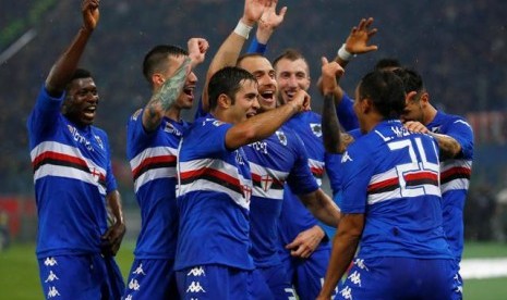 Para pemain Sampdoria merayakan gol ke gawang lain.