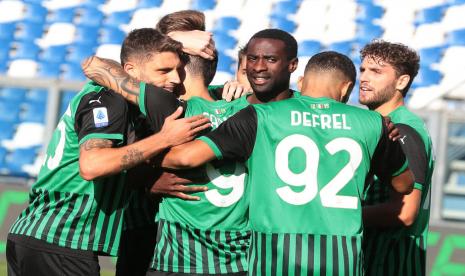 Para pemain Sassuolo merayakan gol Francesco Caputo (kiri) pada laga Serie A melawan Crotone, di Stadion Mapei, Sabtu (3/10). Sassuolo menang 4-1.