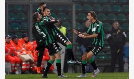 Para pemain Sassuolo merayakan gol Nicola Sansone ke gawang Juventus.