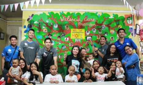 Para pemain Satria Muda Pertamina berfoto dengan pengurus dan anak-anak asuh Yayasan Kanker Anak Rumah Harapan di Jakarta, Selasa (14/2).