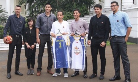 Para pemain Satria Muda Pertamina menyerahkan jersey kepada Presiden Joko Widodo pada peringatan Sumpah Pemuda di Istana Bogor, Jawa Barat, Sabtu (28/10). Christian Ronaldo Sitepu, Kevin Sitorus, Muhammad Rizal Falconi, Avan Seputra, dan Hardianus.