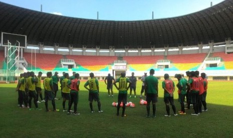 Para pemain seleksi timnas Indonesia mendengarkan arahan pelatih Alfred Riedl.