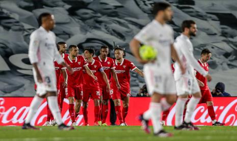 Para pemain Sevilla melakukan selebrasi usai Ivan Rakitic mencetak gol kedua timnya ke gawang Real Madrid lewat titik putih.