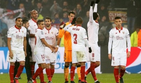 Para pemain Sevilla merayakan keberhasilan lolos ke babak 16besar Liga Champions seusai menahan imbang Olympique Lyon 0-0, Kamis (8/12).