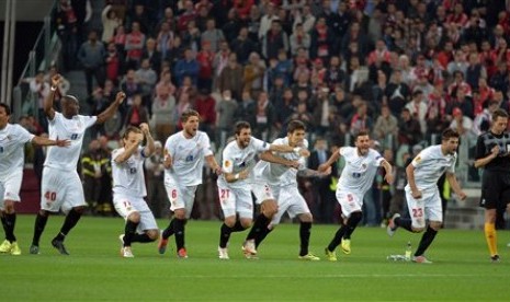 Para pemain Sevilla seusai memastikan diri menjadi juara Liga Europa musim 2013/2014.