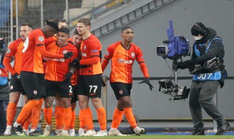 Para pemain Shakhtar merayakan gol kedua mereka ke gawang Real Marid pada pertandingan grup B Liga Champions UEFA di Kiev, Ukraina, Rabu (2/12) dini hari WIB. 