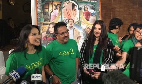 Para pemain Si Doel The Movie 2 menggelar konferensi pers  peluncuran poster dan trailer Si Doel The Movie 2 di Rumah Si Doel,  Jakarta Selatan pada Rabu (27/3). 