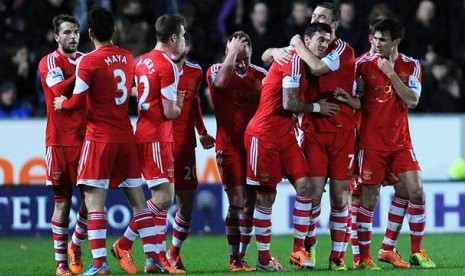 Para pemain Southampton merayakan gol.