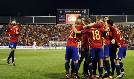 Para pemain Spanyol merauakan gol pertama ke gawang Albania pada kualifikasi Piala Dunia 2018 Grup G di Stadion Jose Rico Perez, Alicante, Valencia, Spanyol, Sabtu (7/10) dini hari WIB.