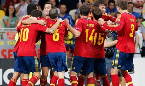 Para pemain Spanyol merayakan gol ke gawang Italia, Senin (2/7) dinihari WIB. 