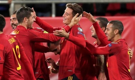 Para pemain Spanyol merayakan gol ke gawang Malta.