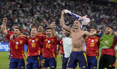 Para pemain Spanyol merayakan keberhasilan mengalahkan Prancis di semifinal Euro 2024 untuk lolos ke partai puncak.