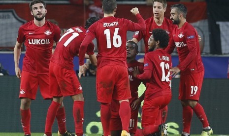 Para pemain Spartak Moskow merayakan gol yang dicetak Fernando ke gawang Liverpool.