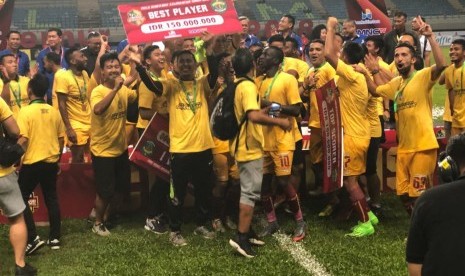 Para pemain Sriwijaya FC merayakan keberhasilan menjuarai Piala Gubernur Kaltim 2018.