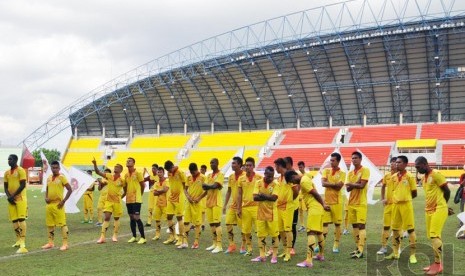  Para pemain Sriwijaya FC yang akan berlaga pada kompetisi Indonesia Super League (ISL) 2015 diperkenalkan kepada masyarakat Sumsel di stadion Gelora Sriwijaya, komplek Jakabaring Sport City (JSC). (Republika/Maspriel Aries)