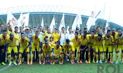  Para pemain Sriwijaya FC yang akan berlaga pada kompetisi Indonesia Super League (ISL) 2015 diperkenalkan kepada masyarakat Sumsel di stadion Gelora Sriwijaya, komplek Jakabaring Sport City (JSC). (Republika/Maspriel Aries)