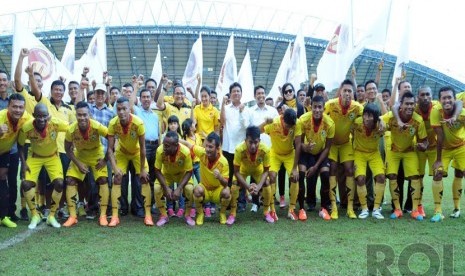  Para pemain Sriwijaya FC yang akan berlaga pada kompetisi Indonesia Super League (ISL) 2015 diperkenalkan kepada masyarakat Sumsel di stadion Gelora Sriwijaya, komplek Jakabaring Sport City (JSC). (Republika/Maspriel Aries)