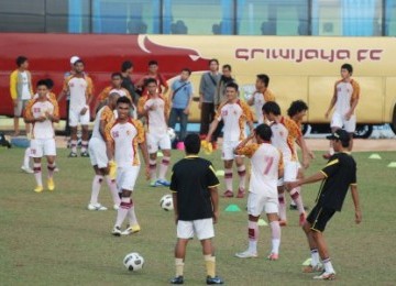 Para pemain Sriwijaya Football Club (SFC) melakukan latihan rutin di Stadion Garuda milik Kodam II Sriwijaya Palembang sebelum bertanding melawan Pelita Jaya Karawang. 