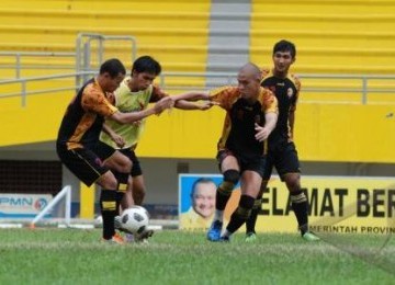 Para pemain Sriwijaya Football Club (SFC) melakukan latihan rutin persiapan laga ISL melawan Persija, di Stadion Jakabaring Palembang, Rabu (14/12). 